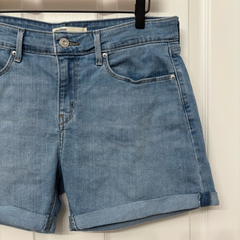 Light Wash Cuffed Denim Shorts | Levi’s 10 (W30) - Picture 4 of 12